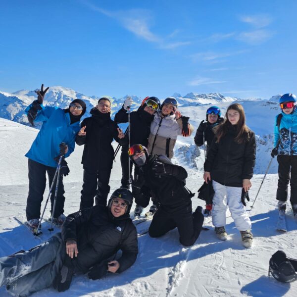 adolescents en séjour de ski