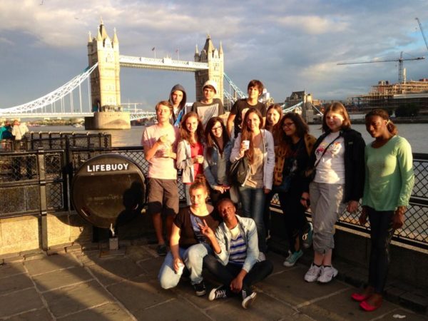 Groupe REGARDS devant le pont de Londres