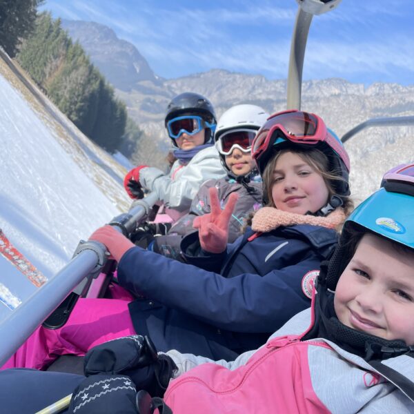 enfants en activité ski