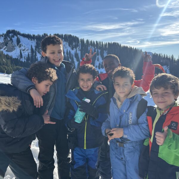 groupe d'enfants en séjour ski